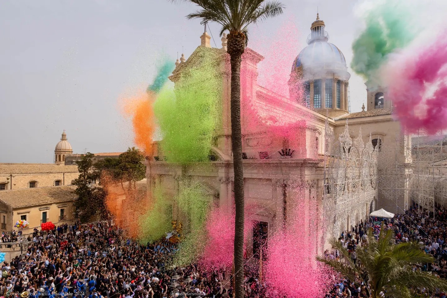 Facciata di chiesa durante la Pasqua a Comiso